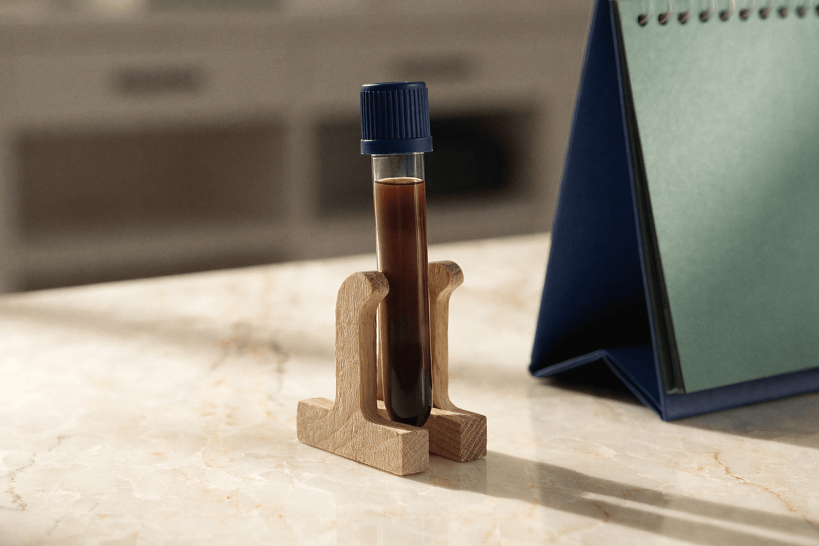 Tubo de coleta de sangue em suporte de madeira ao lado de um calendário de mesa · exame de PSA e o rastreio da próstata