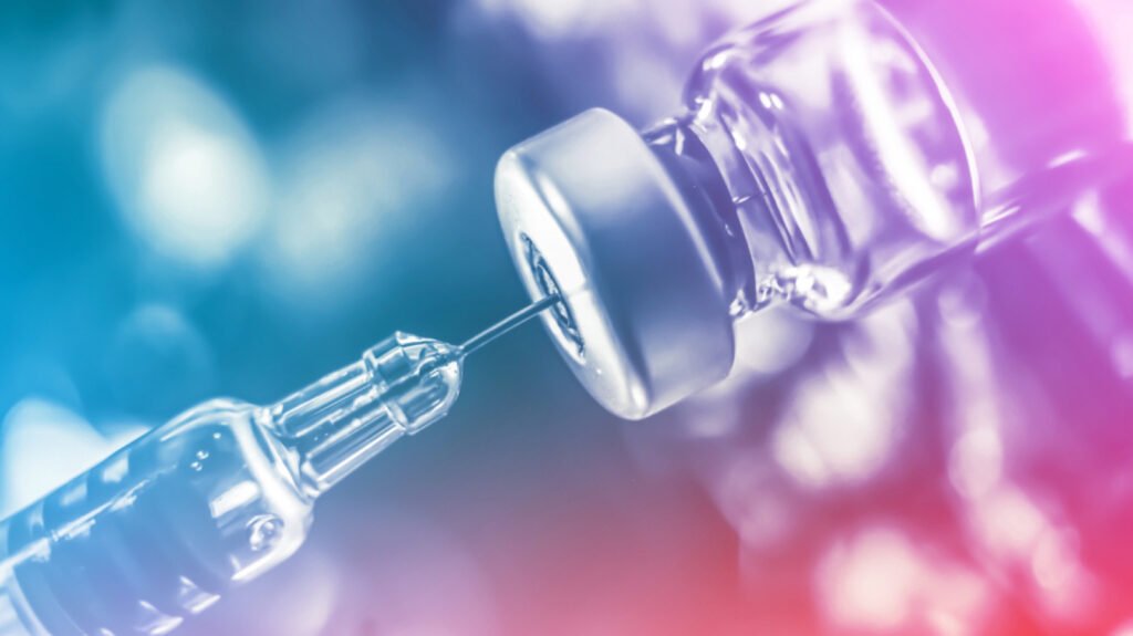 Jovem mulher recebendo vacina de HPV em braço esquerdo em consultório, imunização preventiva feminina