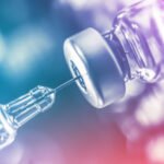 Jovem mulher recebendo vacina de HPV em braço esquerdo em consultório, imunização preventiva feminina